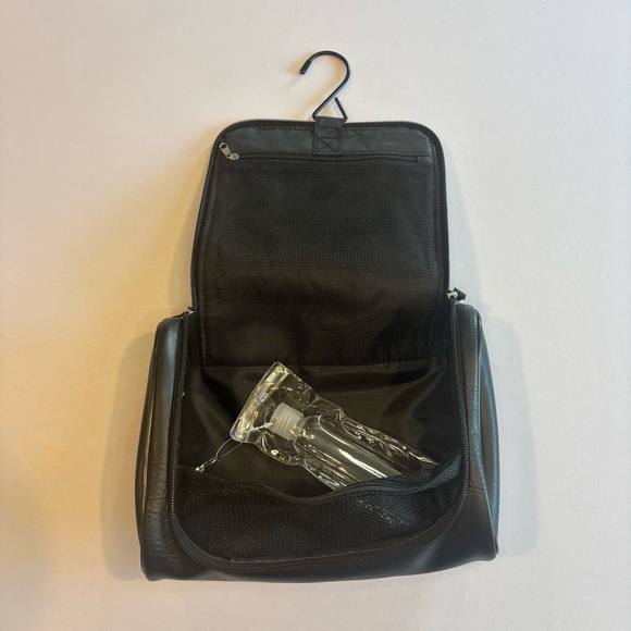 PENGUIN Hanging Toiletry Travel Bag Black Leather w/ Travel Bottle Full Zip NWOT - Picture 9 of 12